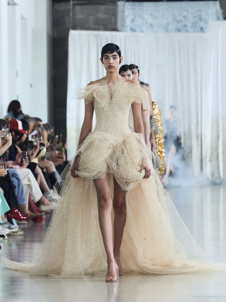LEVER COUTURE_LOOK1_ACE - 24Fashion TV - fashion and runway Magazine and Television