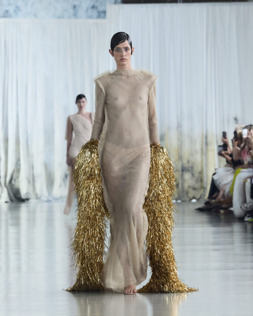 LEVER COUTURE_LOOK2_NORA - 24Fashion TV - fashion and runway Magazine and Television